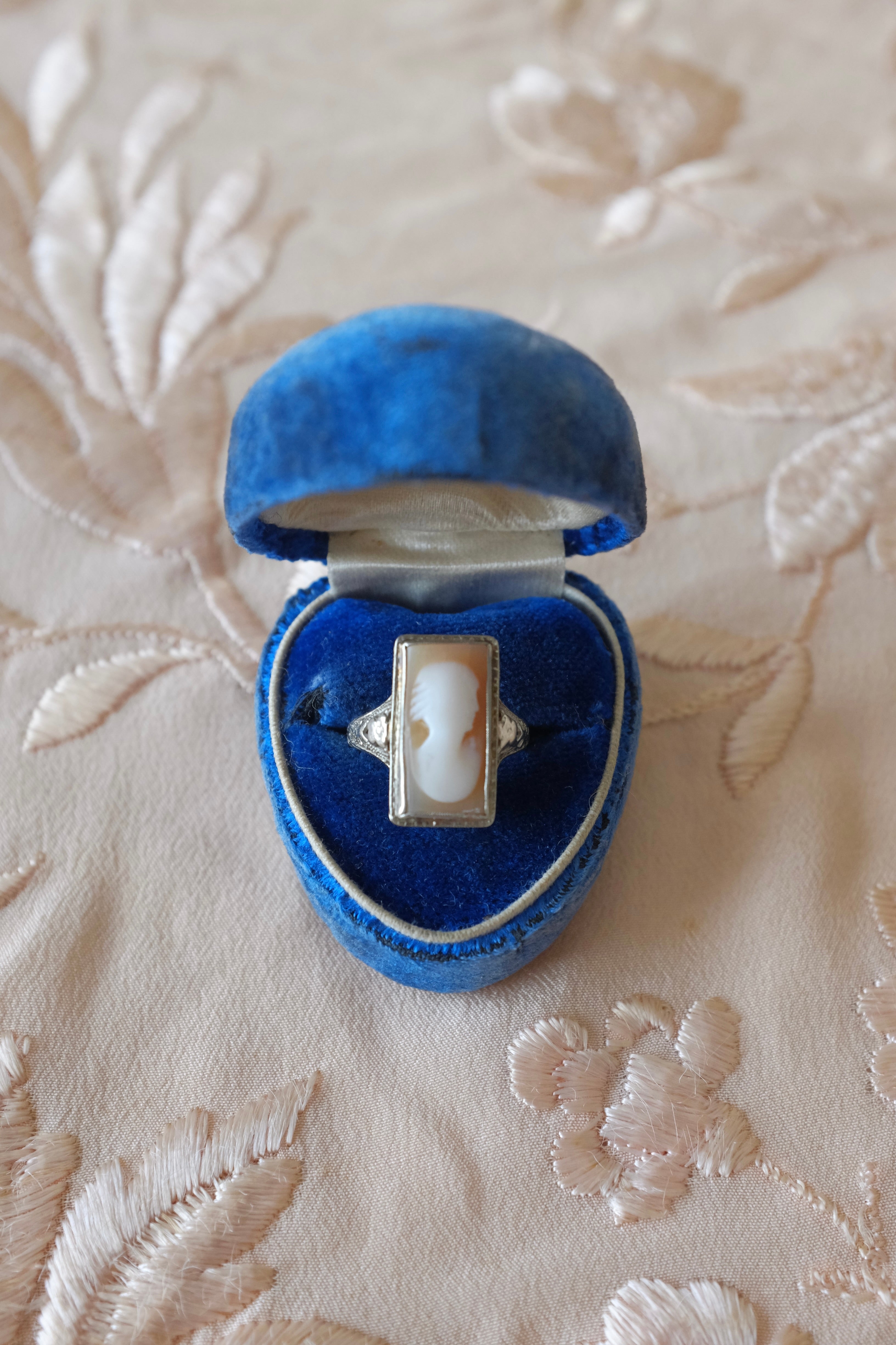 Vintage 14K White Gold Shell Cameo Ring