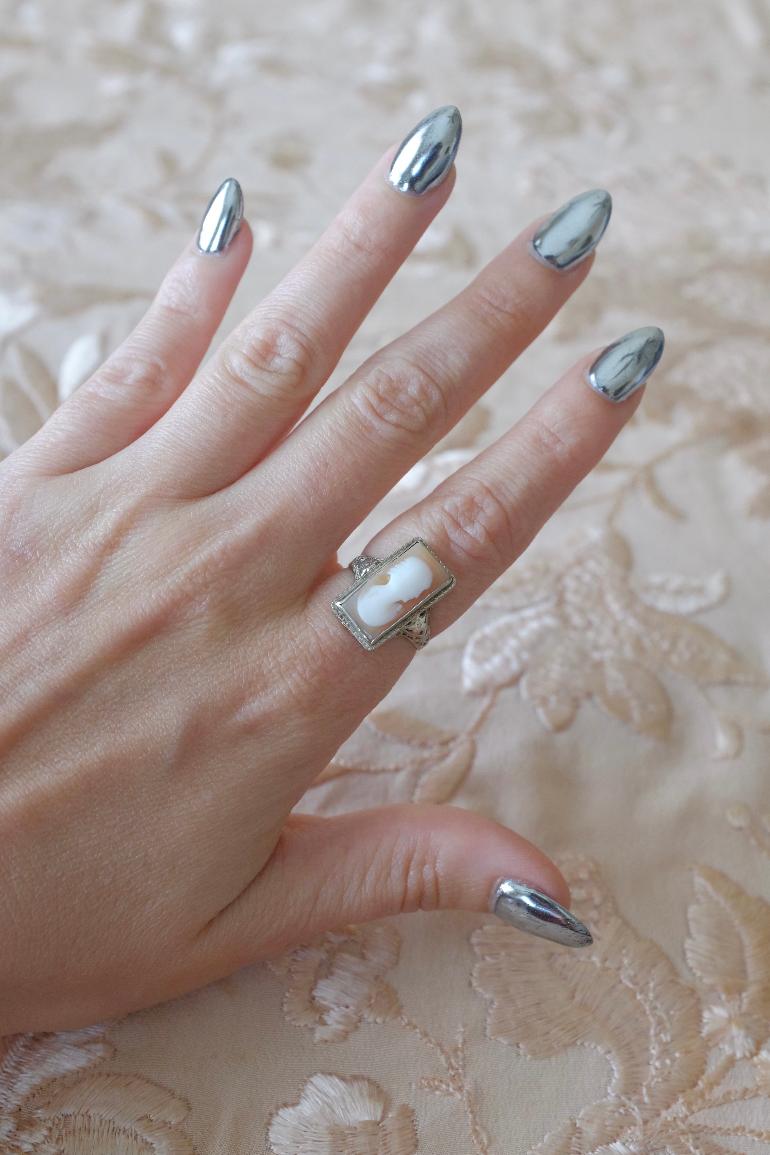 Vintage 14K White Gold Shell Cameo Ring